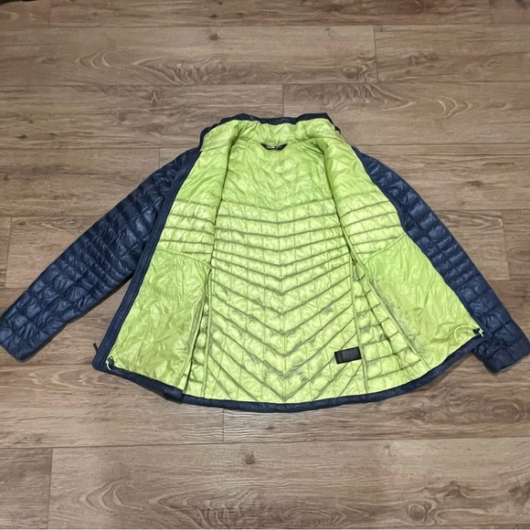 The North Face Thermoball womens hooded jacket. Size Large - Picture 11 of 16